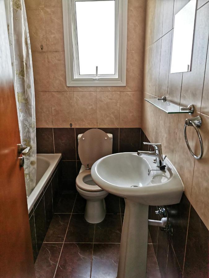 Flemigks 1 Bedroom Appartement Larnaca Esterno foto